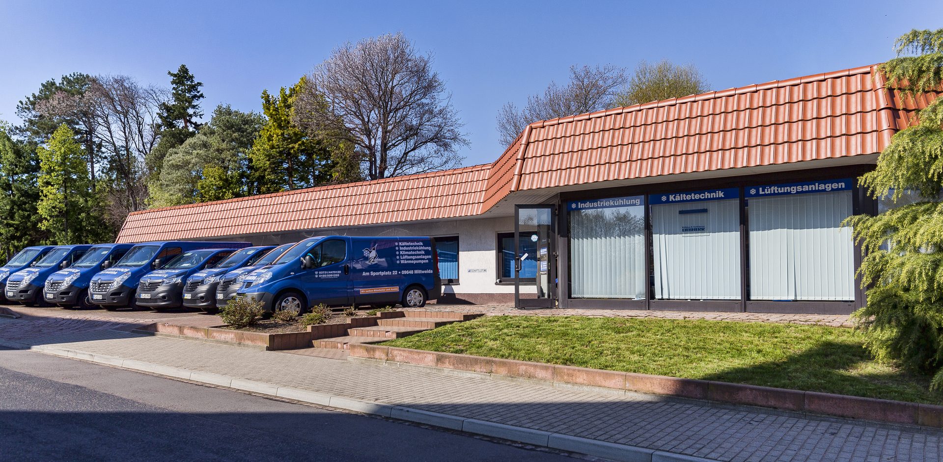 Kälteservice Mittweida Firmengebäude mit Fahrzeugen
