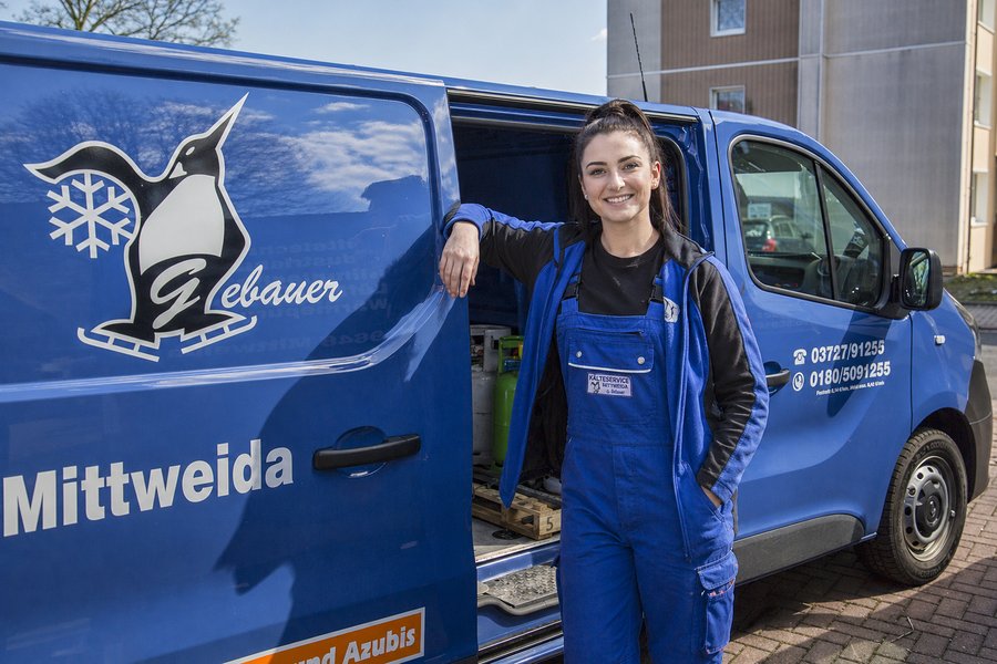 Auszubildende bei Kälteservice Mittweida vor dem Firmenfahrzeug