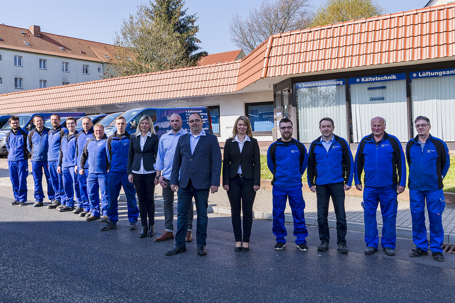 Team Kälteservice Mittweida vor dem Firmengebäude